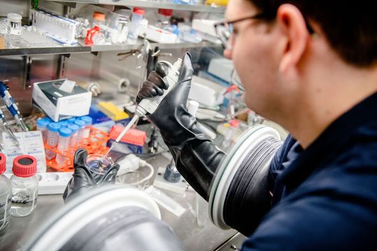 Gemeinsam mit ihren Kooperationspartner arbeitet das Team vom Bochumer Zentrum für Elektrochemie an der Entwicklung neuer Katalysatoren. Gemeinsam mit ihren Kooperationspartner arbeitet das Team vom Bochumer Zentrum für Elektrochemie an der Entwicklung neuer Katalysatoren.