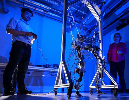 Doktorand Hongxi Zhu und Professorin Ulrike Thomas probieren gemeinsam den Laufroboter aus, in dem das nachgiebige Robotergelenk integriert werden kann. Doktorand Hongxi Zhu und Professorin Ulrike Thomas probieren gemeinsam den Laufroboter aus, in dem das nachgiebige Robotergelenk integriert werden kann.