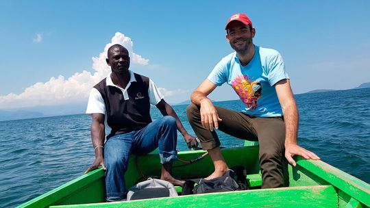 Elektrische Testfahrt: Der Fischer Joshua Miruka und Asobo-CEO Laurens Friso bei einer Erprobungstour mit dem Torqeedo Cruise.