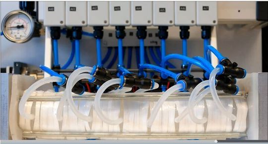 Die Pumpe, die Falk Esser entwickelt hat, ahmt die Bewegung der menschlichen Speiseröhre nach. Die Pumpe, die Falk Esser entwickelt hat, ahmt die Bewegung der menschlichen Speiseröhre nach.