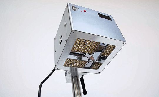 UV-LED-Modul, Flächenstrahler, der mit 118 UVC-LEDs aus dem Ferdinand-Braun-Institut bestückt ist. UV-LED-Modul, Flächenstrahler, der mit 118 UVC-LEDs aus dem Ferdinand-Braun-Institut bestückt ist.
