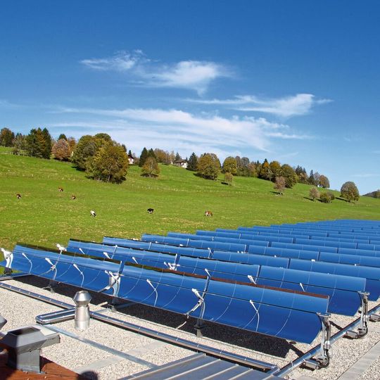 Parabolrinnen-Kollektoren konzentrieren die Sonnenstrahlung auf ein von Wasser durchströmtes Absorberrohr und erhitzen das Wärmeträgermedium auf bis zu 112 °C. Die Kollektoren verwerten Direktstrahlung, nicht aber Diffusstrahlung. Parabolrinnen-Kollektoren konzentrieren die Sonnenstrahlung auf ein von Wasser durchströmtes Absorberrohr und erhitzen das Wärmeträgermedium auf bis zu 112 °C. Die Kollektoren verwerten Direktstrahlung, nicht aber Diffusstrahlung.