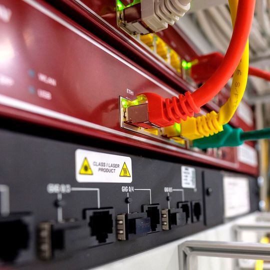 Firewall as a Service (FWaaS) bietet Firewall-Funktionen als gemanagter Dienst aus der Cloud. Firewall as a Service (FWaaS) bietet Firewall-Funktionen als gemanagter Dienst aus der Cloud.