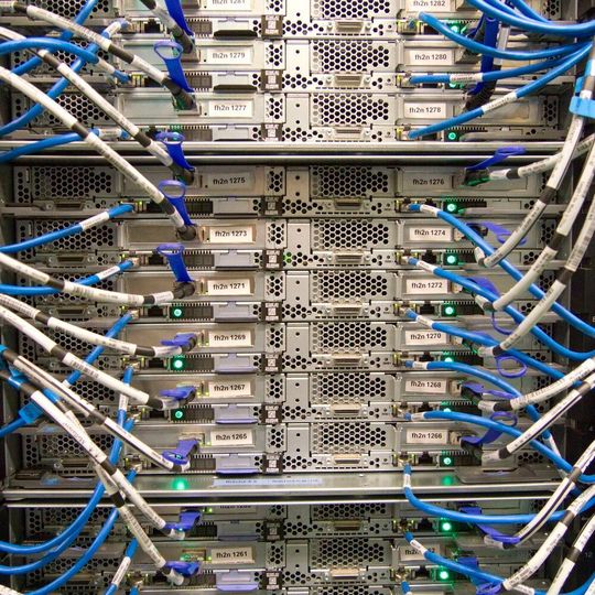 Ein Software-Defined WAN (SD-WAN) ermöglicht die Entkopplung von Data Plane und Control Plane in einem Netzwerk. Ein Software-Defined WAN (SD-WAN) ermöglicht die Entkopplung von Data Plane und Control Plane in einem Netzwerk.