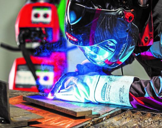 Fronius hat seiner Transsteel-Systemserie jetzt die sogenannte Puls-Funktion gegönnt, wodurch das Schweißen noch einfacher werden soll. Fronius hat seiner Transsteel-Systemserie jetzt die sogenannte Puls-Funktion gegönnt, wodurch das Schweißen noch einfacher werden soll.
