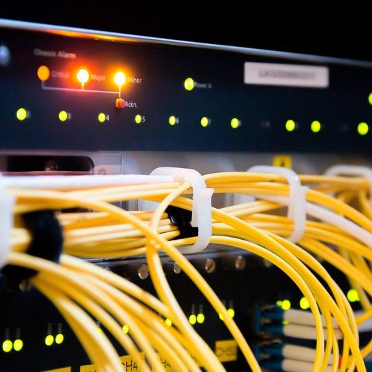 Ein Application Layer Gateway (ALG) dient der Kontrolle der Kommunikation auf Anwendungsebene und bietet zusätzliche Sicherheitskomponente in Netzwerken. Ein Application Layer Gateway (ALG) dient der Kontrolle der Kommunikation auf Anwendungsebene und bietet zusätzliche Sicherheitskomponente in Netzwerken.