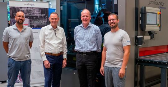 V.l.n.r.: Alexander Spann (Anwendungstechnik), Markus Lindörfer (Leiter Geschäftsbereich Metall), Christoph T. Giese (Geschäftsführer) und Joachim Rothermel (Anwendungstechnik). V.l.n.r.: Alexander Spann (Anwendungstechnik), Markus Lindörfer (Leiter Geschäftsbereich Metall), Christoph T. Giese (Geschäftsführer) und Joachim Rothermel (Anwendungstechnik).
