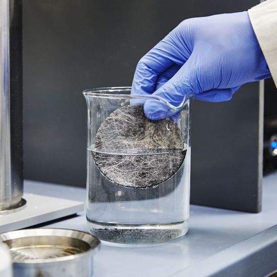 Forscherinnen und Forscher des KIT haben ein Filtrationssystem mit kleinsten Kohlenstoffpartikeln entwickelt, das Hormone aus Trinkwasser entfernen kann. Forscherinnen und Forscher des KIT haben ein Filtrationssystem mit kleinsten Kohlenstoffpartikeln entwickelt, das Hormone aus Trinkwasser entfernen kann.