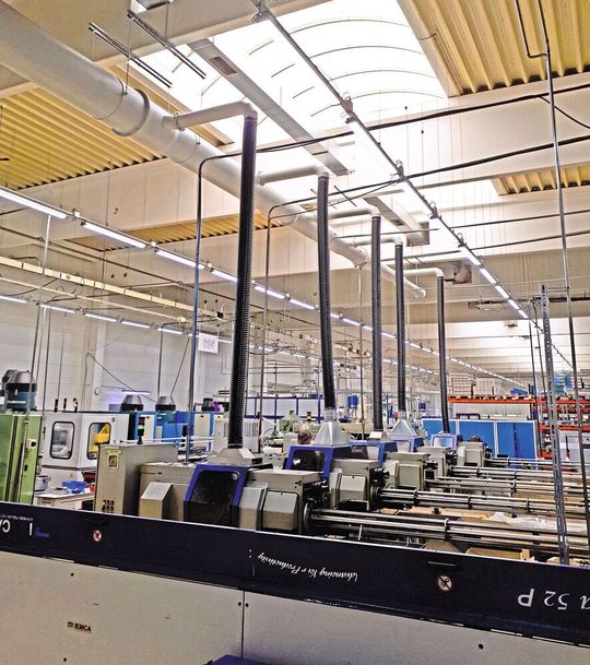 Für Hutz-EL konstruierte, baute und montierte Büchel für insgesamt 22 Maschinen zwei Gruppenabsaugungen mit je einem Luftvolumen von 12.000 m3/h. Für Hutz-EL konstruierte, baute und montierte Büchel für insgesamt 22 Maschinen zwei Gruppenabsaugungen mit je einem Luftvolumen von 12.000 m3/h.