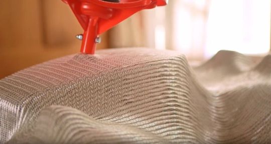 Thinking September: Die Gustav Gerster GmbH & Co. KG vereint in einem neuen Hybridtextil Verstärkungsfaser und Kunststoffmatrix in einem Gewebe. Das spart komplette Prozessschritte. Thinking September: Die Gustav Gerster GmbH & Co. KG vereint in einem neuen Hybridtextil Verstärkungsfaser und Kunststoffmatrix in einem Gewebe. Das spart komplette Prozessschritte.