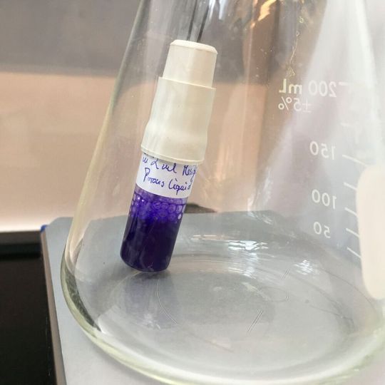 Poröse Flüssigkeiten als Membran: Mit diesem Verfahren könnten sich in der Kunststoffindustrie enorme Mengen Energie und damit CO2 einsparen lassen. Poröse Flüssigkeiten als Membran: Mit diesem Verfahren könnten sich in der Kunststoffindustrie enorme Mengen Energie und damit CO2 einsparen lassen.