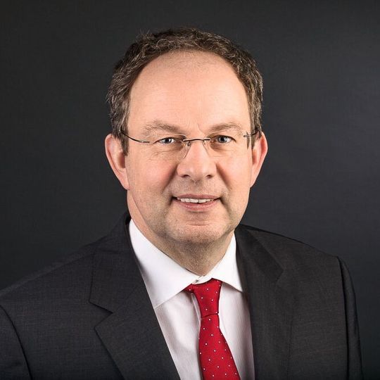 Ralf Schwartz, CEO Peters-Gruppe: „Dank der grundsoliden und nachhaltigen Firmenphilosophie unseres seit nunmehr 50 Jahre bestehenden Familienunternehmens sehen wir uns auch in der anhaltend extrem schweren Krise bestens gerüstet.“ Ralf Schwartz, CEO Peters-Gruppe: „Dank der grundsoliden und nachhaltigen Firmenphilosophie unseres seit nunmehr 50 Jahre bestehenden Familienunternehmens sehen wir uns auch in der anhaltend extrem schweren Krise bestens gerüstet.“