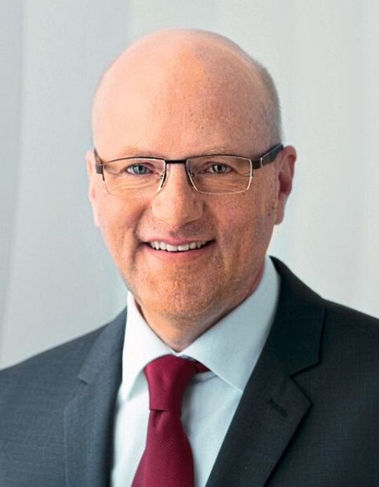 Dr. Reinhard Pfeiffer, Mitglied der Geschäftsführung der Messe München: „Eine Präsenzmesse im Oktober hätte die Anforderungen der Teilnehmer an die Internationalität der Analytica weit verfehlt, die Erwartungen der Besucher und Aussteller selbst in Corona-Zeiten enttäuscht und den Kern der Veranstaltung beschädigt. Eine digitale Plattform ist jetzt die Alternative, für die sich auch viele Aussteller ausgesprochen haben.“ Dr. Reinhard Pfeiffer, Mitglied der Geschäftsführung der Messe München: „Eine Präsenzmesse im Oktober hätte die Anforderungen der Teilnehmer an die Internationalität der Analytica weit verfehlt, die Erwartungen der Besucher und Aussteller selbst in Corona-Zeiten enttäuscht und den Kern der Veranstaltung beschädigt. Eine digitale Plattform ist jetzt die Alternative, für die sich auch viele Aussteller ausgesprochen haben.“