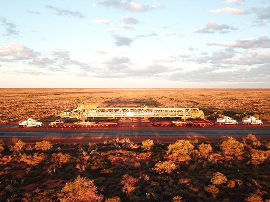 Transport des größten Schienenfahrzeugs der Welt auf dem Landweg durch die westaustralische Wüstenregion Pilbara. Transport des größten Schienenfahrzeugs der Welt auf dem Landweg durch die westaustralische Wüstenregion Pilbara.