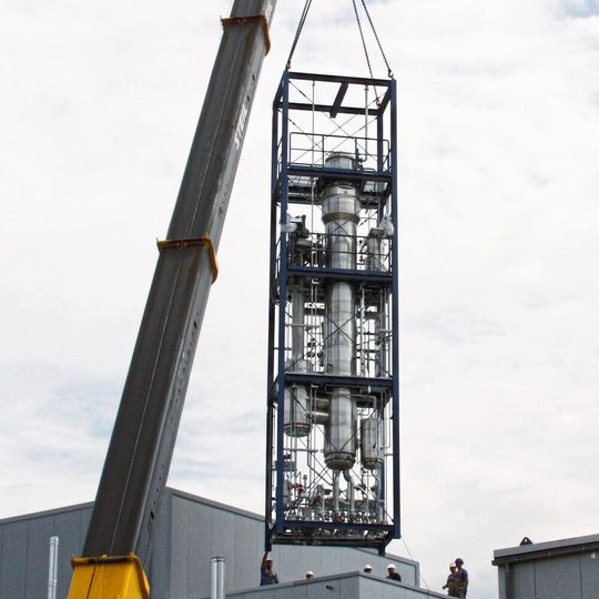 Per Anlagenbaukatsen zur Effizienz: Der Fallstromverdampfer wird fertig montiert in das Gebäude eingehoben. Per Anlagenbaukatsen zur Effizienz: Der Fallstromverdampfer wird fertig montiert in das Gebäude eingehoben.