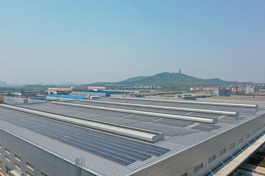 20.000 m² umfasst die Dachfläche, auf der die Photovoltaikmodule installiert wurden. 20.000 m² umfasst die Dachfläche, auf der die Photovoltaikmodule installiert wurden.