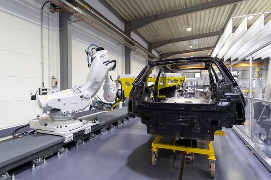 Nähert sich der Roboterarm der Karosserie, kann er wegen der Rückmeldung des integrierten Kraft-Momenten-Sensors zum Beispiel die genaue Position der Cockpit-Positionierstifte ermitteln und anhand dieser Information das Bauteil millimetergenau einbauen. Nähert sich der Roboterarm der Karosserie, kann er wegen der Rückmeldung des integrierten Kraft-Momenten-Sensors zum Beispiel die genaue Position der Cockpit-Positionierstifte ermitteln und anhand dieser Information das Bauteil millimetergenau einbauen.