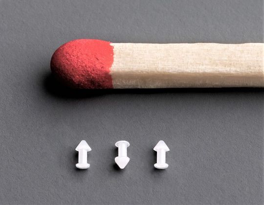 Mit einem neue Mikrospritzaggregat von Engel gelingt der hochpräzise Flüssigsilikon-Spritzguss mit Schussgewichten weit unter 0,1 g. Diese Winzlinge messen 1,7 mm × 0,9 mm und wiegen nur 0,0013 g. Mit einem neue Mikrospritzaggregat von Engel gelingt der hochpräzise Flüssigsilikon-Spritzguss mit Schussgewichten weit unter 0,1 g. Diese Winzlinge messen 1,7 mm × 0,9 mm und wiegen nur 0,0013 g.