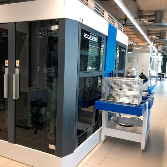 Le nouveau centre d'essai de Borer Chemie AG est équipé, entre autres, d'une installation de nettoyage de précision aux ultrasons à plusieurs étapes et d'une EcoCwave pour réaliser des tests de nettoyage. Le nouveau centre d'essai de Borer Chemie AG est équipé, entre autres, d'une installation de nettoyage de précision aux ultrasons à plusieurs étapes et d'une EcoCwave pour réaliser des tests de nettoyage.