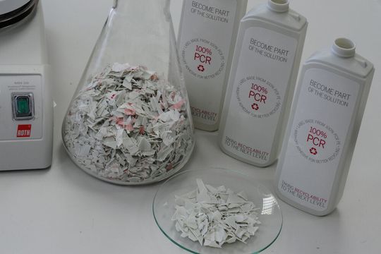 In der Kategorie „Nachhaltigkeit“ wurden jetzt Schäfer-Etiketten, Polifilm und Herma Haftmaterial mit dem Deutschen Verpackungspreis ausgzeichnet – für das weltweit wohl erste Polyethylen-(PE-)Etikett, das zu 100 % aus haushaltsnahen PE-Verpackungen produziert wird. In der Kategorie „Nachhaltigkeit“ wurden jetzt Schäfer-Etiketten, Polifilm und Herma Haftmaterial mit dem Deutschen Verpackungspreis ausgzeichnet – für das weltweit wohl erste Polyethylen-(PE-)Etikett, das zu 100 % aus haushaltsnahen PE-Verpackungen produziert wird.