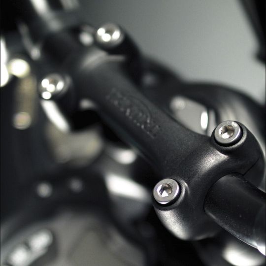 Alle Schrauben der Motorräder von Triumph haben einen neu entwickelten Sechskantkopf und sind im Edelstahl-Look ausgeführt.