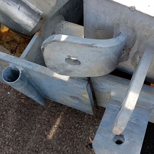 Die auf einen Schutzzaun einwirkenden Belastungen bei einem Steinschlag oder einen Murenabgang können extrem hoch sein. Trotzdem müssen die Schweißnähte halten.