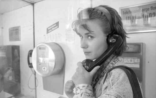 Links im Bild ist ein Kartentelefon zu sehen. 1988 in Bonn. Links im Bild ist ein Kartentelefon zu sehen. 1988 in Bonn.