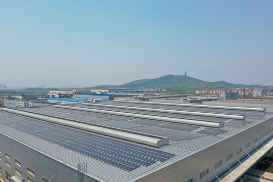 20.000 m² umfasst die Dachfläche, auf der die Photovoltaikmodule installiert wurden. 20.000 m² umfasst die Dachfläche, auf der die Photovoltaikmodule installiert wurden.