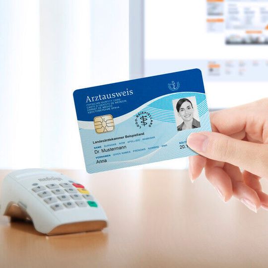 Mithilfe des neuen elektronischen Artzausweises (eArztausweis) von medisign können Ärzte eine kontaktlose Schnittstelle (NFC) nutzen Mithilfe des neuen elektronischen Artzausweises (eArztausweis) von medisign können Ärzte eine kontaktlose Schnittstelle (NFC) nutzen