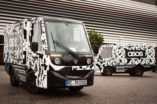 Die beiden gebrandeten Tropos-Elektro-Zustellfahrzeuge sorgen für ein Highlight bei den Kunden von Asos. Die beiden gebrandeten Tropos-Elektro-Zustellfahrzeuge sorgen für ein Highlight bei den Kunden von Asos.