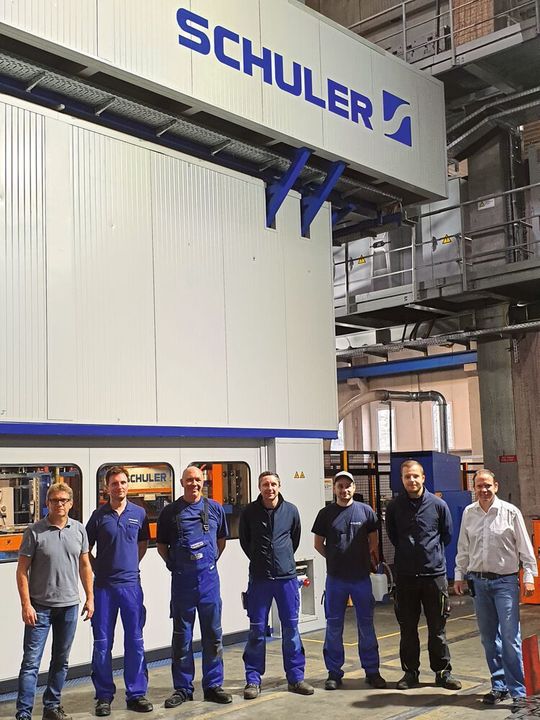 Automobilzulieferer Mühlhoff Umformtechnik hat bei Schuler eine 2.000 t starke Servopresse in Auftrag gegeben. Automobilzulieferer Mühlhoff Umformtechnik hat bei Schuler eine 2.000 t starke Servopresse in Auftrag gegeben.