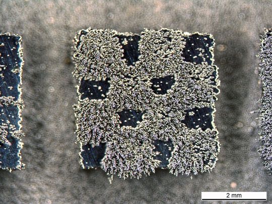 La structure partiellement magnétique a été produite grâce à la fabrication additive métallique à partir d'un seul type d'acier soumis à différentes températures. La structure partiellement magnétique a été produite grâce à la fabrication additive métallique à partir d'un seul type d'acier soumis à différentes températures.