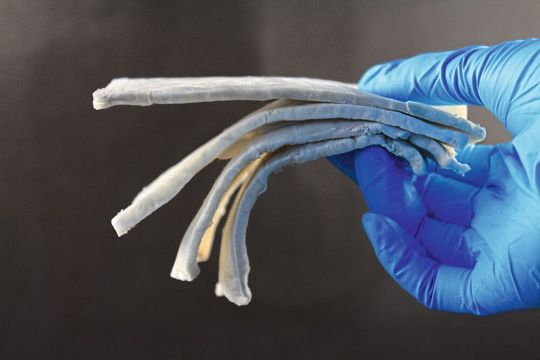 Un échantillon du matériau de blindage du laboratoire Cellulose & Wood Materials de l'Empa. Un échantillon du matériau de blindage du laboratoire Cellulose & Wood Materials de l'Empa.