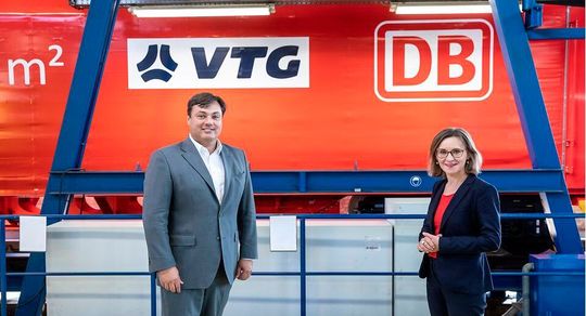 Heiko Discher, Vorrstandsvorsitzender von VTG, und Dr. Sigrid Nikutta, Vorstandsvorsitzende der DB Cargo (v. l.), bei der Premiere des neuen Waggons. Heiko Discher, Vorrstandsvorsitzender von VTG, und Dr. Sigrid Nikutta, Vorstandsvorsitzende der DB Cargo (v. l.), bei der Premiere des neuen Waggons.
