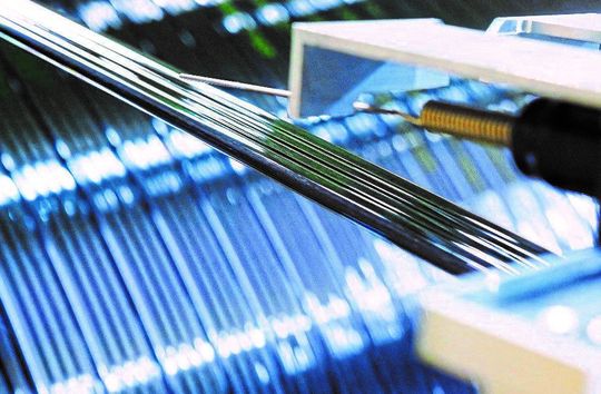 Das CFK-Aufzugseil Ultrarope aus Finnland hält doppelt so lange wie eine Stahlvariante, wiegt nur ein Siebtel davon und erleichter dem Antrieb der Aufzugkabine ihre Arbeit.