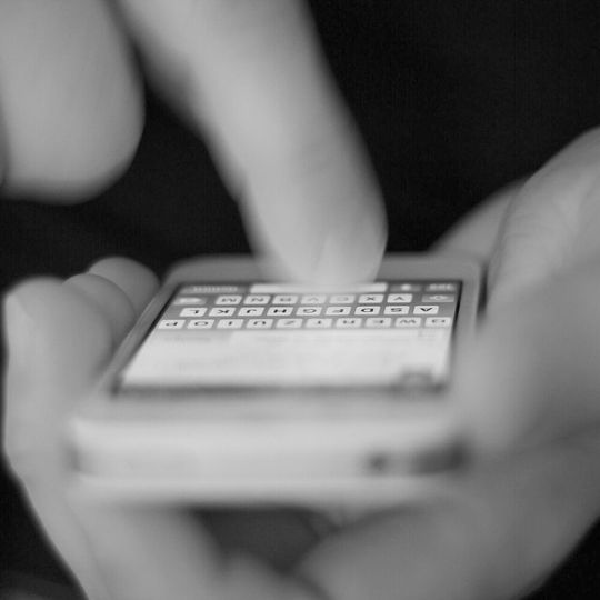 Ähnlich zu anderen Arten des Phishing versuchen Cyberkriminelle beim Smishing per SMS-Nachrichten an persönliche Daten zu gelangen oder Geräte zu kompromittieren. Ähnlich zu anderen Arten des Phishing versuchen Cyberkriminelle beim Smishing per SMS-Nachrichten an persönliche Daten zu gelangen oder Geräte zu kompromittieren.