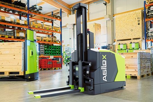 Der OCF (Omnidirectional Counterbalance Forklift) von Agilox ist ein autonomer Gegengewichtsstapler, der sich durch Schwarmintelligenz steuern lässt. Der OCF (Omnidirectional Counterbalance Forklift) von Agilox ist ein autonomer Gegengewichtsstapler, der sich durch Schwarmintelligenz steuern lässt.