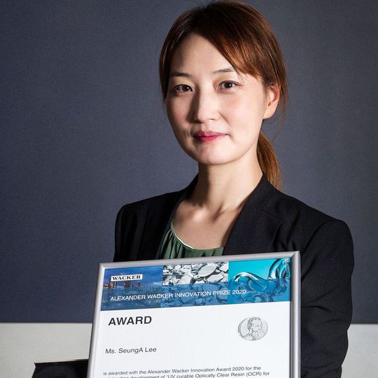 SeungA Lee von Wacker Chemicals Korea erhielt den Alexander-Wacker-Innovationspreis für die Entwicklung neuartiger Siliconharze für Optical-Bonding-Anwendungen. SeungA Lee von Wacker Chemicals Korea erhielt den Alexander-Wacker-Innovationspreis für die Entwicklung neuartiger Siliconharze für Optical-Bonding-Anwendungen.