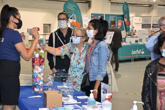 Auf der LAB-SUPPLY Wien konnten die Besucher wieder in persönlichen Austausch mit Ausstellern und anderen Anwendern treten. Auf der LAB-SUPPLY Wien konnten die Besucher wieder in persönlichen Austausch mit Ausstellern und anderen Anwendern treten.