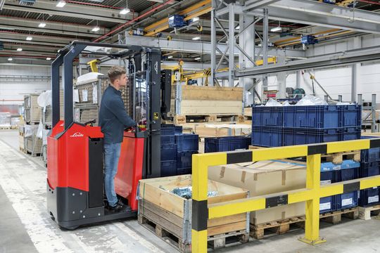 Der neue elektrische Stapler Linde E10 ist nur wenig breiter als eine Europalette. So kommt er selbst in schmalste Gänge und rangiert mit einem Wenderadius von gerade einmal 1317 mm auf engstem Raum. Der neue elektrische Stapler Linde E10 ist nur wenig breiter als eine Europalette. So kommt er selbst in schmalste Gänge und rangiert mit einem Wenderadius von gerade einmal 1317 mm auf engstem Raum.
