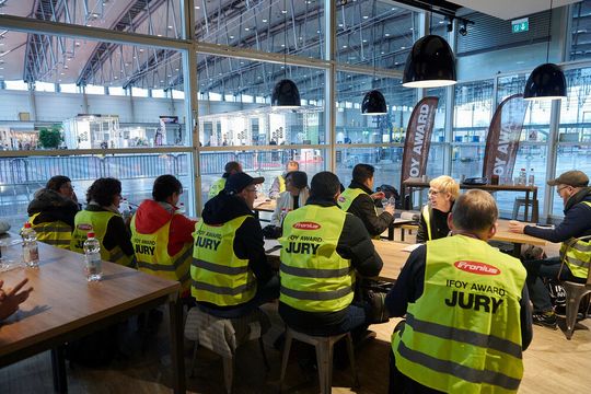 Momentaufnahme eines Jury-Meetings aus dem Februar 2020 in Halle 4 des Hannoveraner Messegeländes – noch ohne Coronagefahr und Maskenpflicht. Momentaufnahme eines Jury-Meetings aus dem Februar 2020 in Halle 4 des Hannoveraner Messegeländes – noch ohne Coronagefahr und Maskenpflicht.