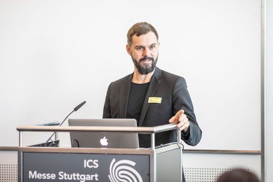„Wir nutzen die aktuellen Herausforderungen, um weitere Maßnahmen zu ergreifen, die der Weltleitmesse langfristig zuträglich sind“, erläutert Florian Niethammer, Projektleiter der Vision bei der Messe Stuttgart. „Wir nutzen die aktuellen Herausforderungen, um weitere Maßnahmen zu ergreifen, die der Weltleitmesse langfristig zuträglich sind“, erläutert Florian Niethammer, Projektleiter der Vision bei der Messe Stuttgart.