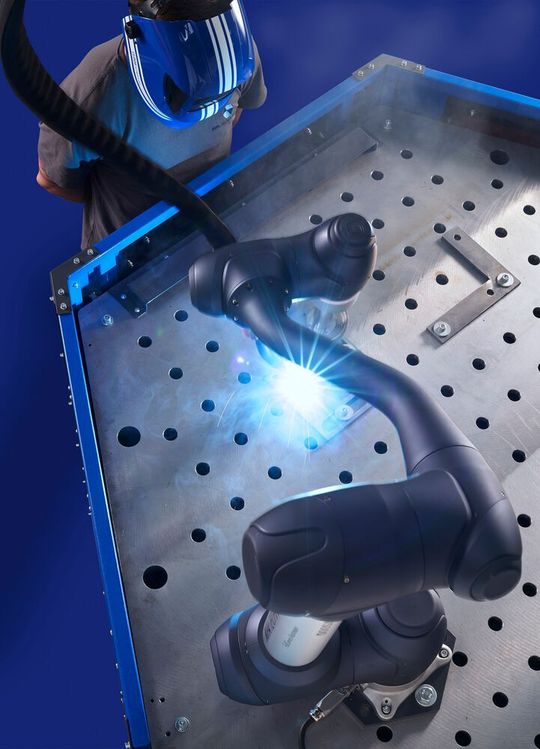 Cloos folgt dem Robotik-Trend und hat mit dem „Cobot Welding System“ ein Produkt geschaffen, das den einfachen Einstieg in das automatisierte Schweißen ermöglicht. Cloos folgt dem Robotik-Trend und hat mit dem „Cobot Welding System“ ein Produkt geschaffen, das den einfachen Einstieg in das automatisierte Schweißen ermöglicht.