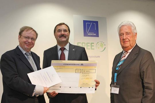 Verleihung des ASERCOM Energy Efficiency Awards (von links: Michael Müller MdB, Dr. Bruno Lindl, Jochen Winkler) Bilder: ebm-papst Verleihung des ASERCOM Energy Efficiency Awards (von links: Michael Müller MdB, Dr. Bruno Lindl, Jochen Winkler) Bilder: ebm-papst