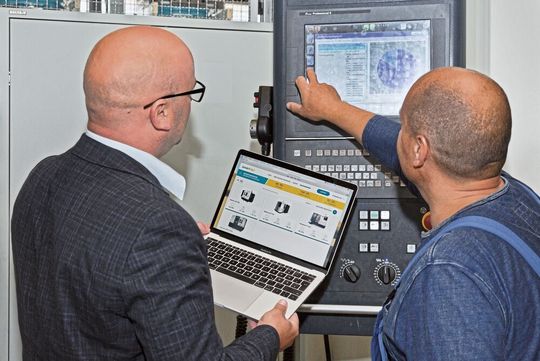 An Smartblick können CNC-Maschinen aller Hersteller, Baujahre und Steuerungen angeschlossen werden. An Smartblick können CNC-Maschinen aller Hersteller, Baujahre und Steuerungen angeschlossen werden.