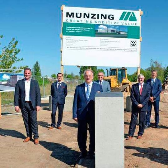 Auf dem Baufeld im Chemiepark Zeitz steht schon bald eine neue Produktionsanlage für Wachs- und Polymeremulsionen. Auf dem Baufeld im Chemiepark Zeitz steht schon bald eine neue Produktionsanlage für Wachs- und Polymeremulsionen.