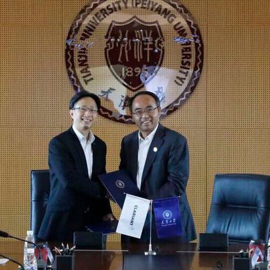 L-R: Kevin Chan, Clariant’s Head of Catalysts China and Prof. Wenping Hu, Vice President of Tianjin University signing the partnership agreement at the University’s premises. L-R: Kevin Chan, Clariant’s Head of Catalysts China and Prof. Wenping Hu, Vice President of Tianjin University signing the partnership agreement at the University’s premises.