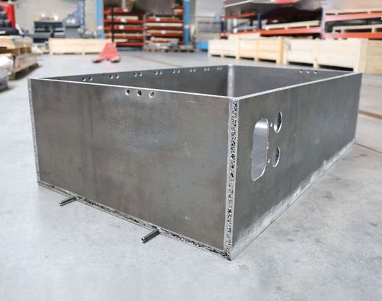 Batteriesystem mit integriertem Kühlsystem (Seitenansicht). Batteriesystem mit integriertem Kühlsystem (Seitenansicht).