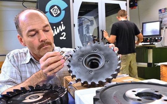 Inspection of a PCD monoblock milling cutter. Inspection of a PCD monoblock milling cutter.