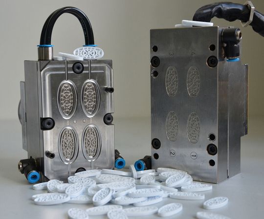 Diese neuartige, rund 11 kg schwere Mikro-Spritzgießform (Micro-Mold) von Zahoransky ist sehr kompakt und beschleunigt die Zahnbürstenfertigung im Rahmen des 3D-Tufting-Verfahrens. Diese neuartige, rund 11 kg schwere Mikro-Spritzgießform (Micro-Mold) von Zahoransky ist sehr kompakt und beschleunigt die Zahnbürstenfertigung im Rahmen des 3D-Tufting-Verfahrens.